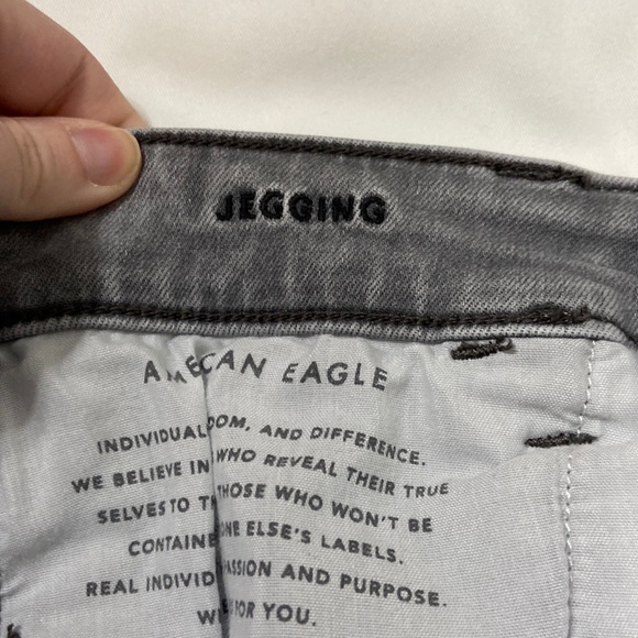 Women’s American Eagle Outfitters Distressed Grey Jegging Jeans. Size 4 short. - Picture 6 of 16